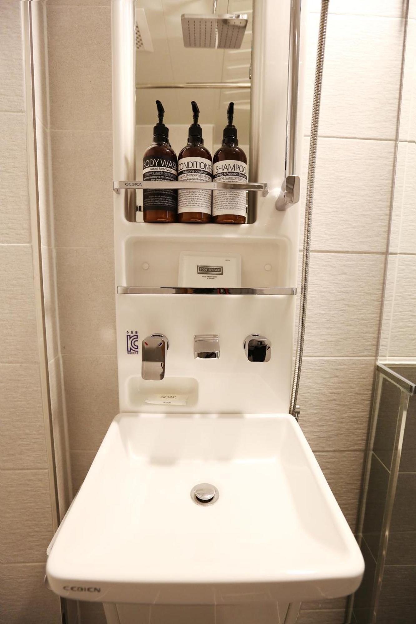 With U Hotel & Guesthouse Сокчхо Номер фото
