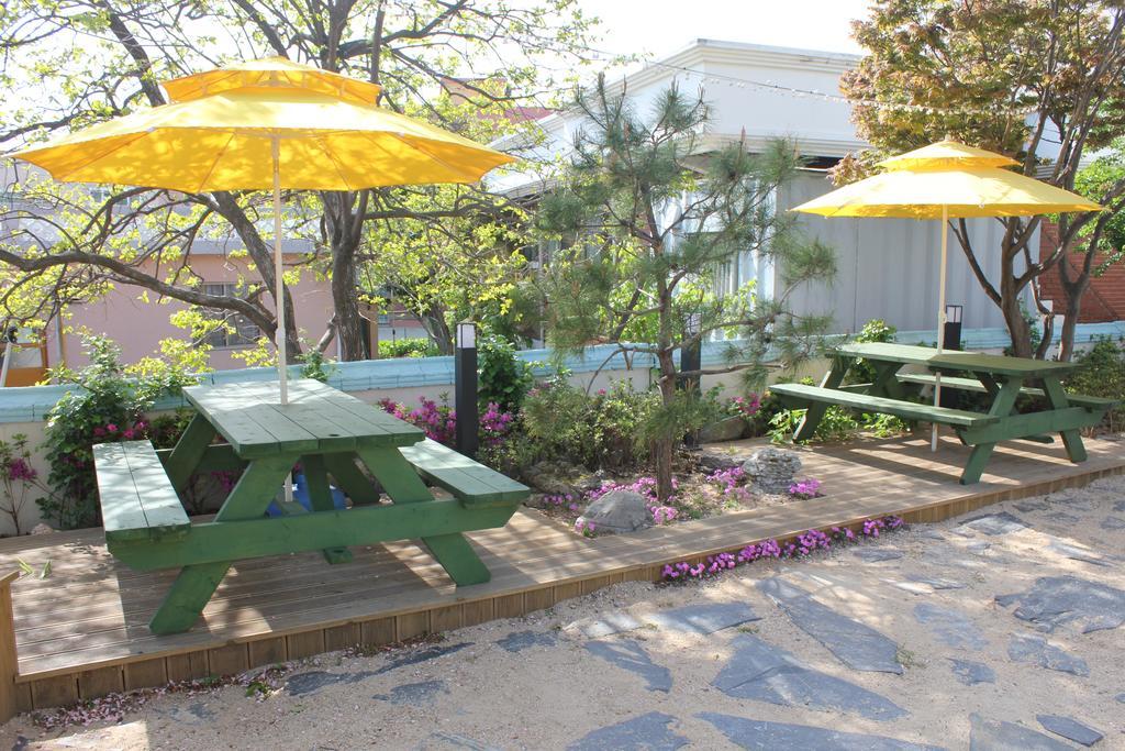 With U Hotel & Guesthouse Сокчхо Екстер'єр фото