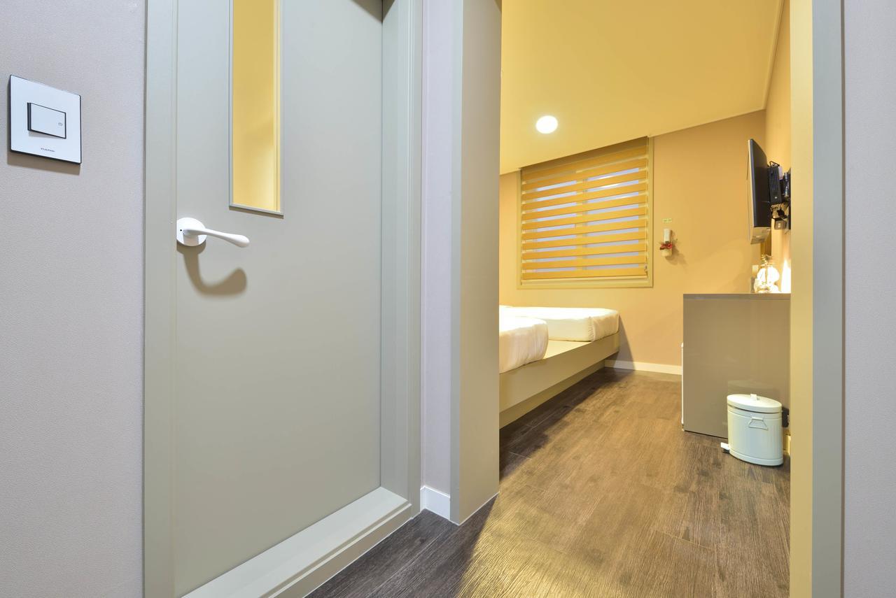 With U Hotel & Guesthouse Сокчхо Екстер'єр фото