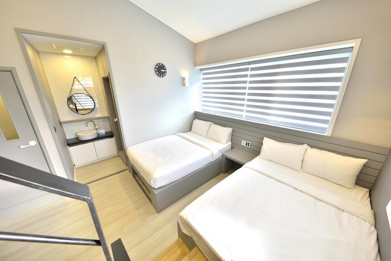 With U Hotel & Guesthouse Сокчхо Екстер'єр фото