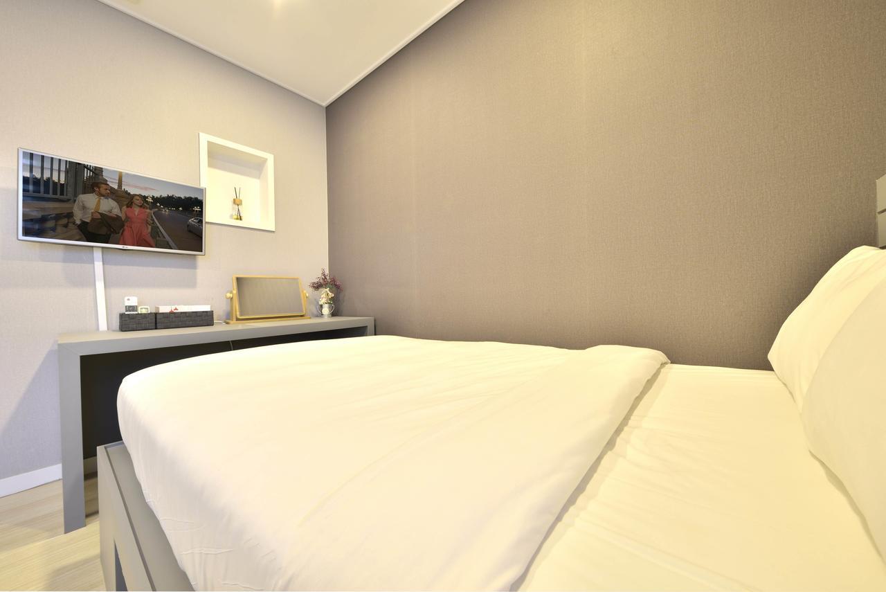 With U Hotel & Guesthouse Сокчхо Екстер'єр фото