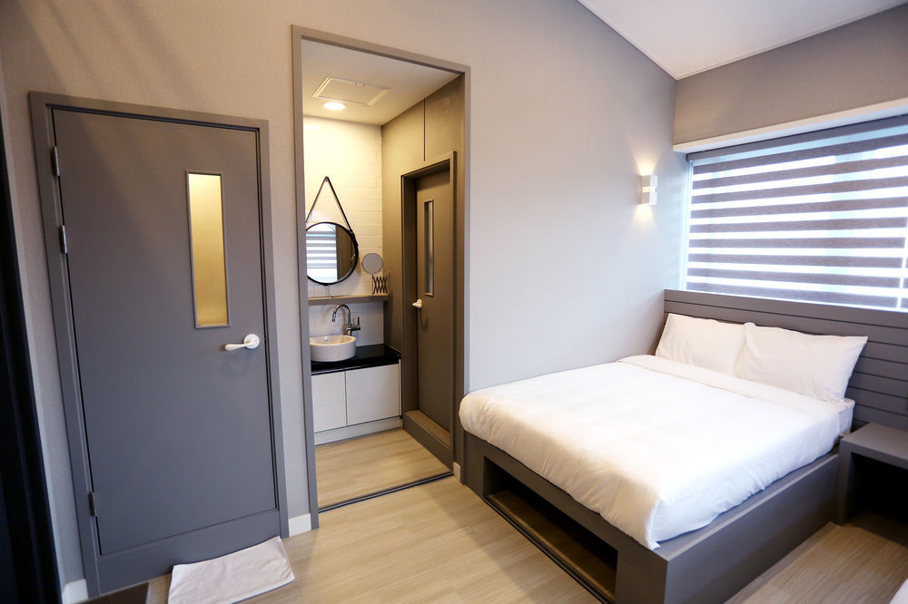 With U Hotel & Guesthouse Сокчхо Екстер'єр фото